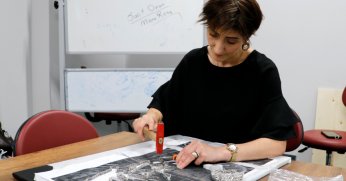 Hobi olarak başladı,  sanatçılar yetiştiriyor