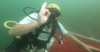 24 metre derinlikte Türk ve Filistin bayrağı açtı