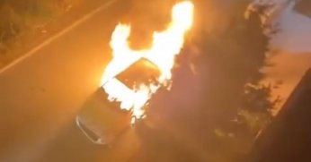 Park halindeki araç alev alev yandı