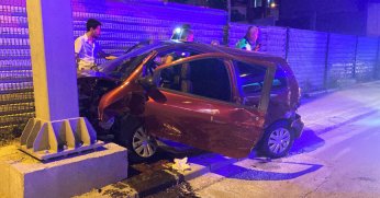 Otomobil tır ve direğe çarptı: 4 yaralı