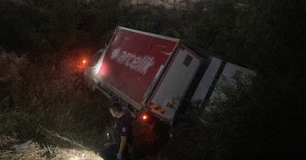 Freni boşalan kamyonet uçurumdan uçtu