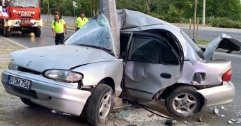 Otomobil direğe çarptı: 1 ölü, 1 yaralı