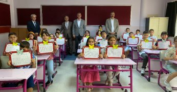 Öğrenciler karnelerini protokolden aldı