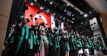 Mimarlık fakültesinde mezuniyet heyecanı