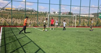 Yaz tatilinde halı saha keyfi