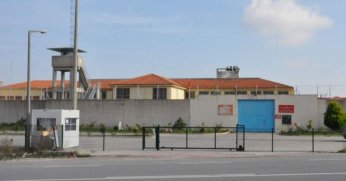 Cezaevinde çıkan yangında 5 kişi dumandan etkilendi