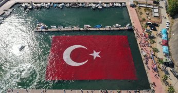 Denizde dev Türk Bayrağı açıldı