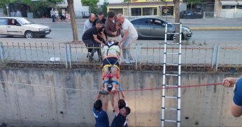 Su kanalına düşen kişi yaralandı