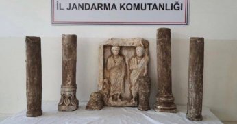 Roma dönemine ait heykel ve sütunlar evden çıktı