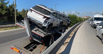 Sıfır araç taşıyan tır yan yattı