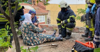 Tavukları için çıktığı çatıda mahsur kaldı