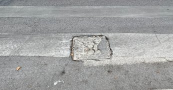 Cadde üzerindeki kapak kırık durumda