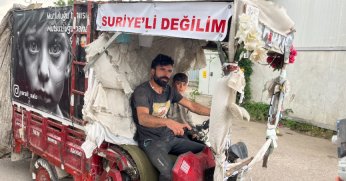 Suriyeli sanılmaktan korktu, motosikletine yazdı