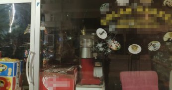 Çocuklar, Suriyelilerin dükkanlarına zarar verdi