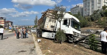 Bariyere çarpan tırın sürücüsü yaralandı
