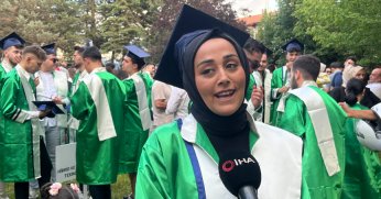 2 çocuk annesi çalıştığı üniversiteden mezun oldu