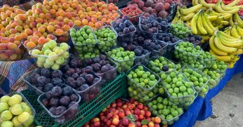 Semt pazarında yaz meyvelerine yoğun ilgi