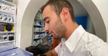 Kediden kurtardıkları karga dostları oldu