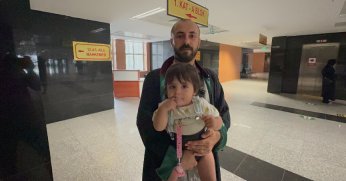 Avukat baba duruşmalara kucağında bebeğiyle girdi