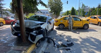 Ticari taksi ile otomobil çarpıştı: 2 yaralı