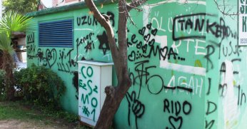 Trafodaki yazılar görsel kirlilik oluşturuyor