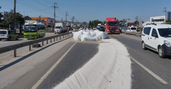 Tırdan yola dökülen malzeme ulaşımı aksattı