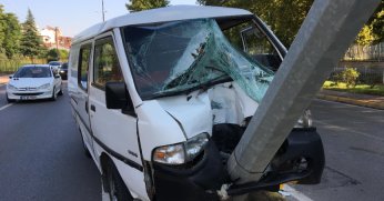 Aydınlatma direğine çarpan araçta 1 yaralı