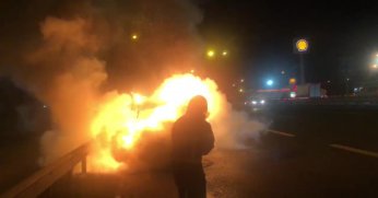 Seyir halindeki araç alev topuna döndü