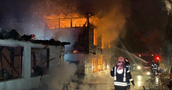 Yangında iki ahşap ev küle döndü