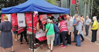 CHP’li kadınlar, aşure ikram etti