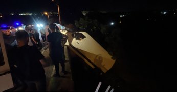 Freni boşalan araç yüksekte asılı kaldı