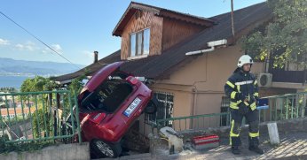 Otomobil merdivenli sokakta asılı kaldı