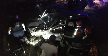 Kamyonla çarpışan otomobil 15 metreden uçtu: 2 yaralı