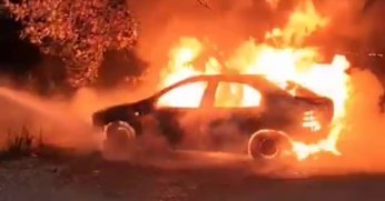 Park halindeki otomobil  alev topuna döndü   