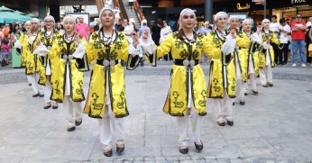 Üç ülkenin halk dansları ekipleri izleyenleri büyüledi