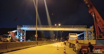 Yeni üst geçitte kiriş montajı tamamlandı