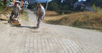 Parke taşlı yolda onarım çalışması