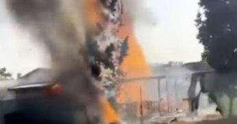 Ahşap ev alev alev yandı