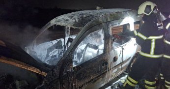 Hafif ticari araçta çıkan yangın söndürüldü