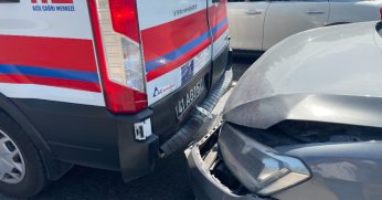 Yenidoğan ambulansı kazaya karıştı: 1 yaralı