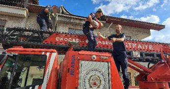 Yangında mahsur kaldılar, itfaiye kurtardı