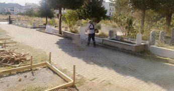 17 Ağustos Mezarlığı’nda yabani otlar temizlendi
