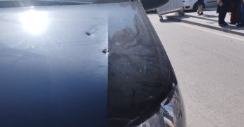 Önce husumetlisine, sonra aracına kurşun yağdırdı