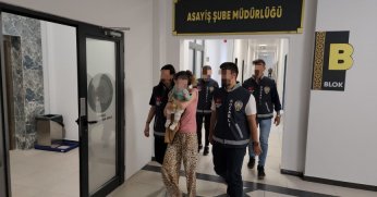 Suç makinesi kucağında bebekle tutuklandı