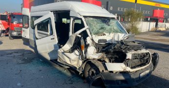 İşçi servisi ile tırın karıştığı kazada 4 yaralı