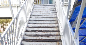 Üstgeçitteki basamaklara bakım gerekiyor