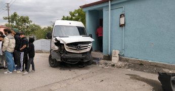Kamyonetle çarpışan minibüs evin duvarına çarptı
