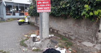 Sokağa atılan atıklar tepki çekiyor