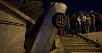 El freni çekilmeyen otomobil gecekonduya çarptı