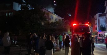 Çatıdaki yangın mahalleliyi sokağa döktü